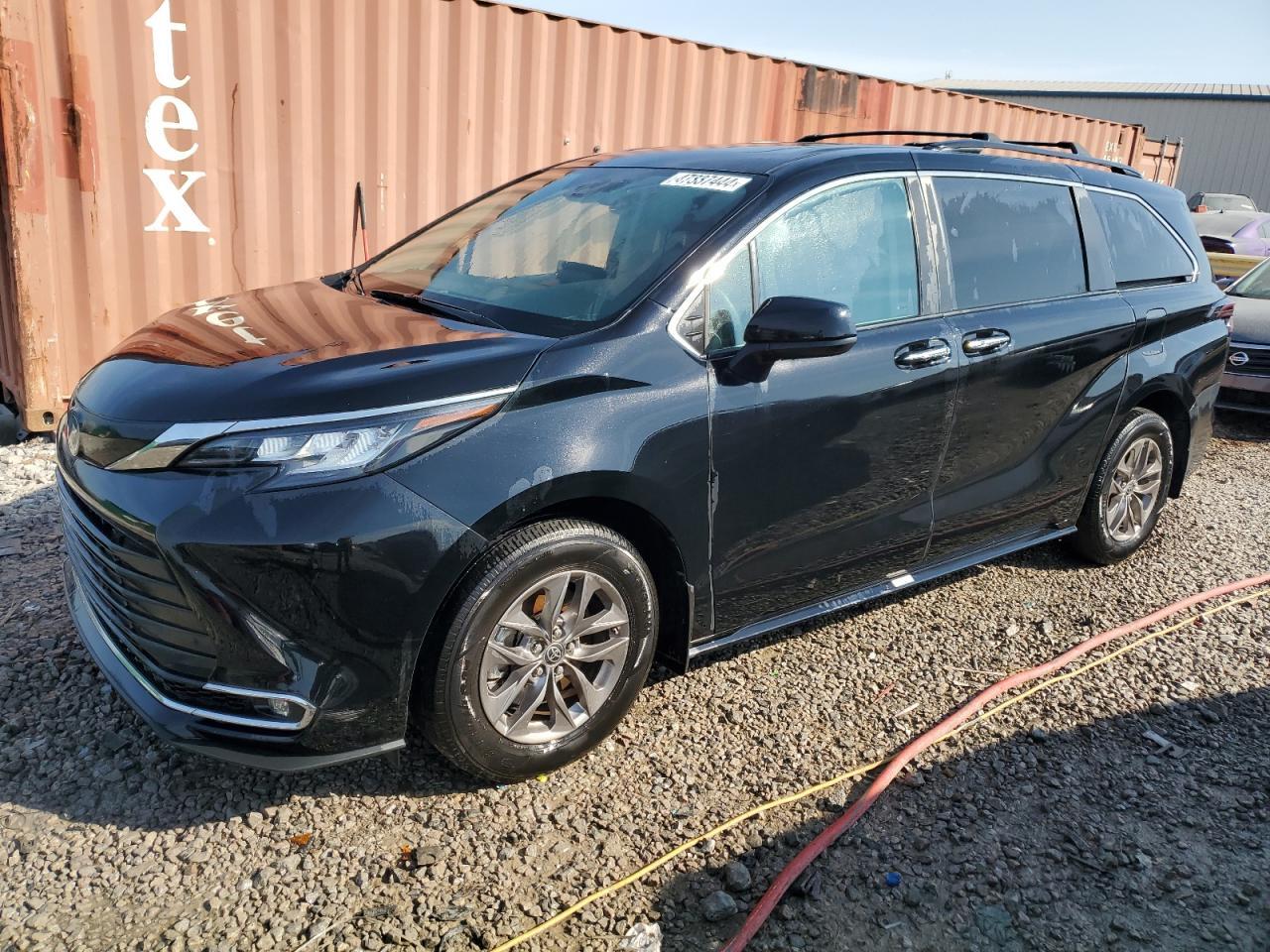 2023 TOYOTA SIENNA XLE car image