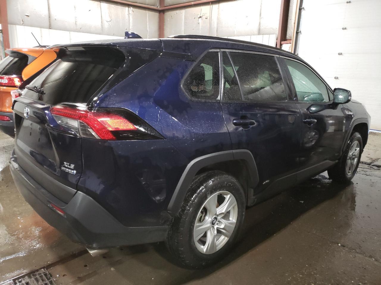 2020 TOYOTA RAV4 XLE - Image 3
