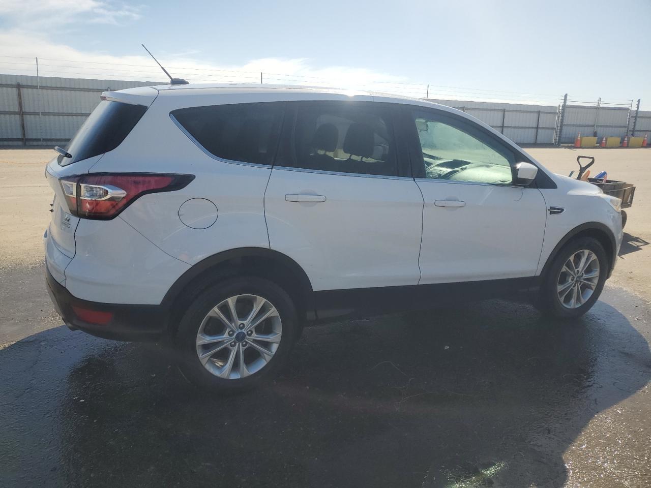 2017 FORD ESCAPE SE - Image 3