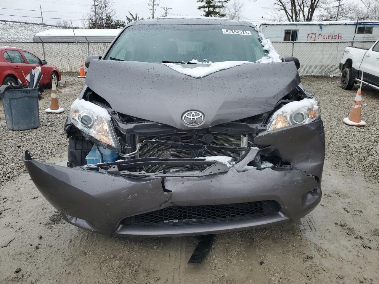 2015 TOYOTA SIENNA LE - Фото 5