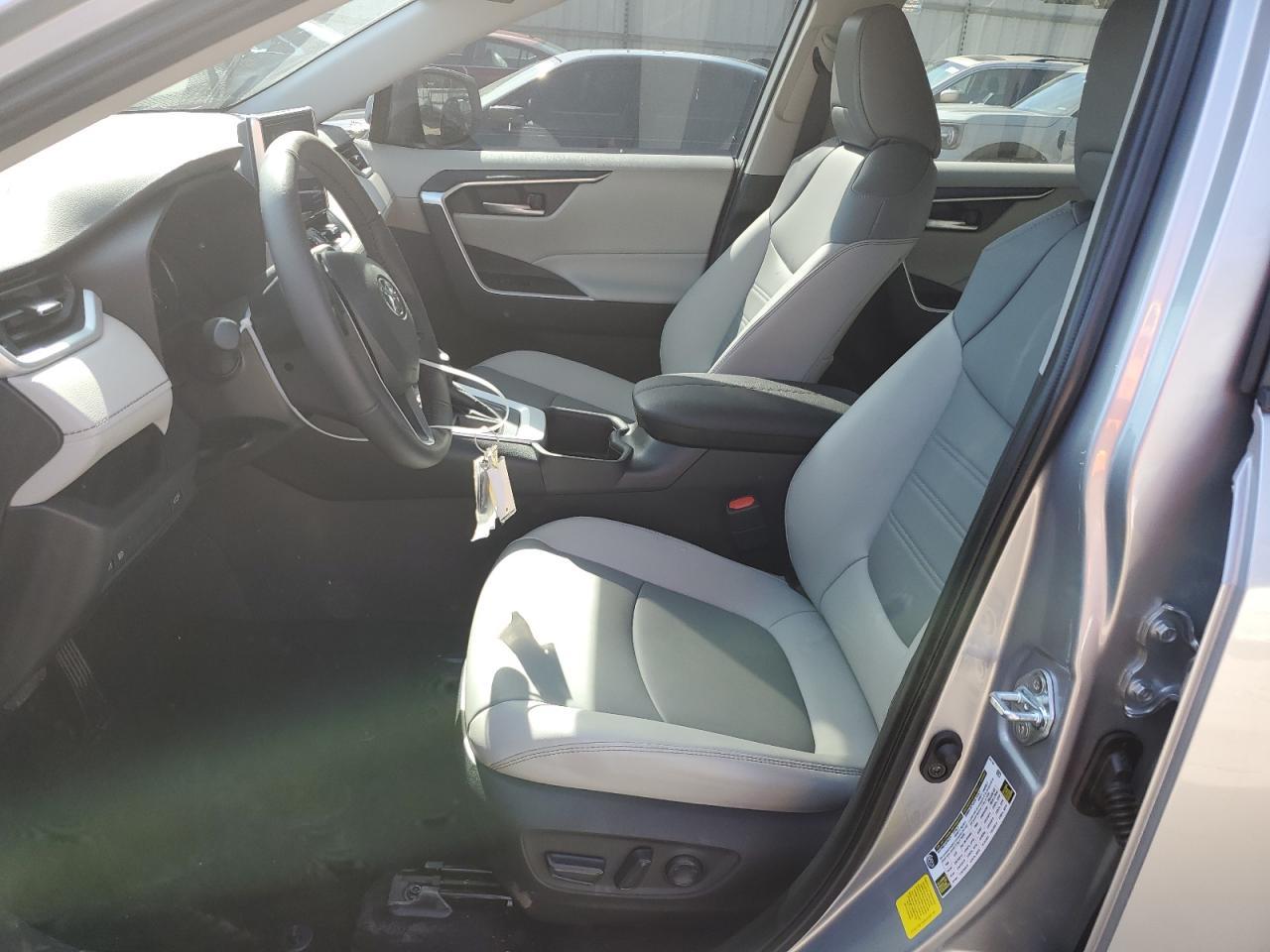 2024 TOYOTA RAV4 XLE P - Фото 7