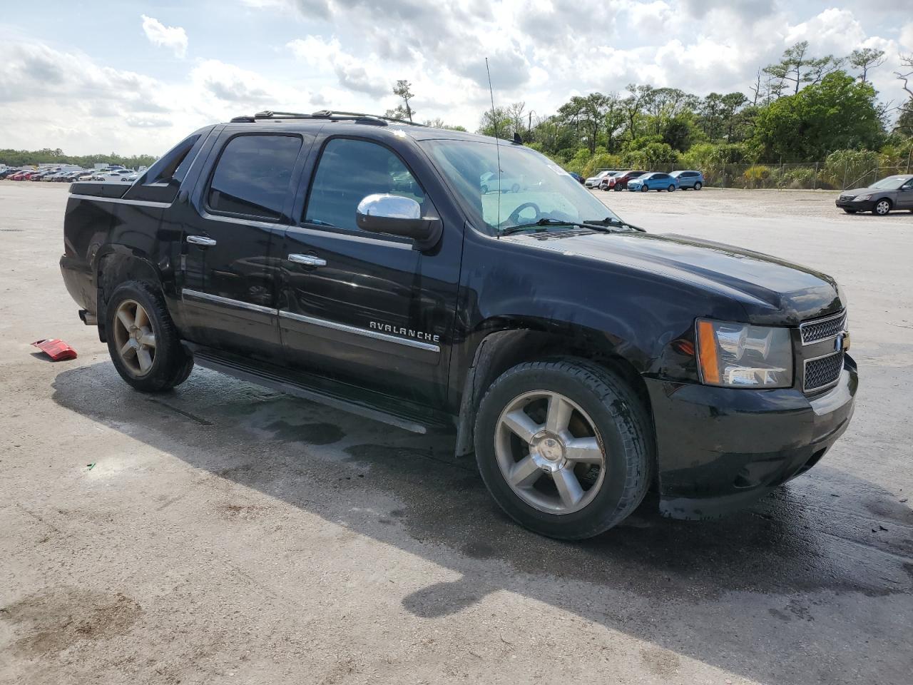 2013 CHEVROLET AVALANCHE - Image 4