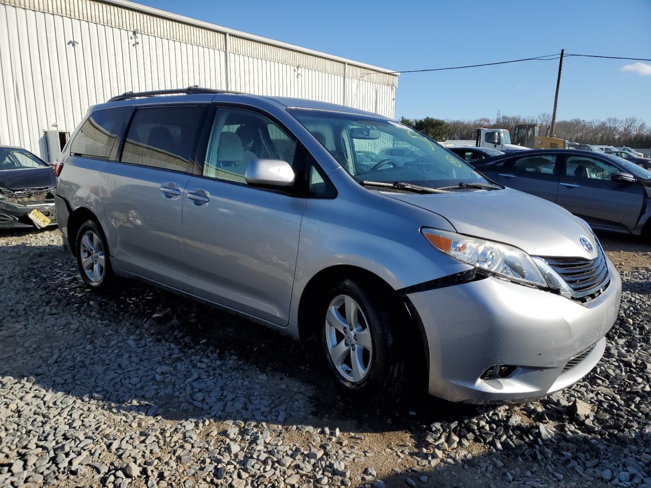 2015 TOYOTA SIENNA LE - Image 4