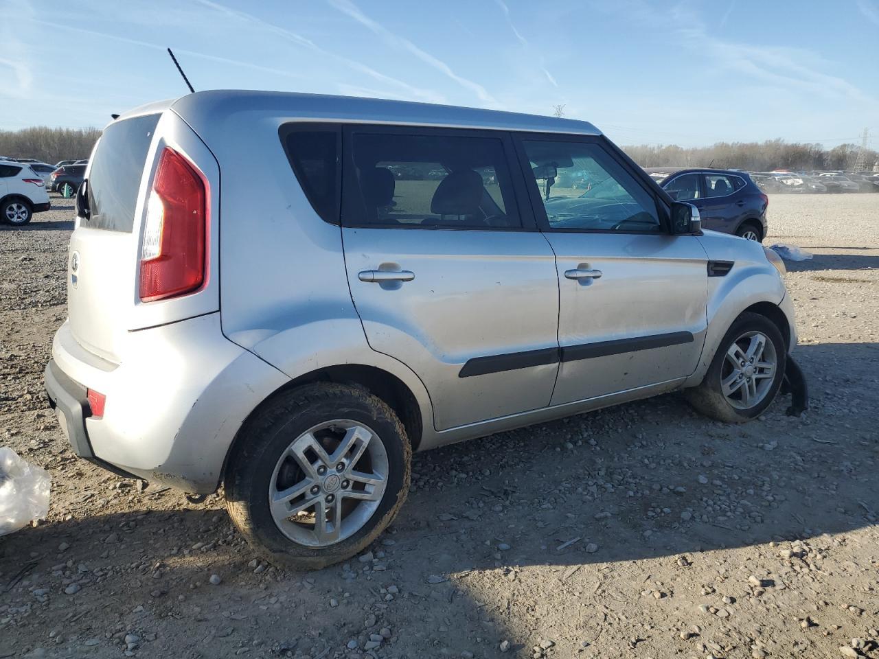 2013 KIA SOUL + - Image 3