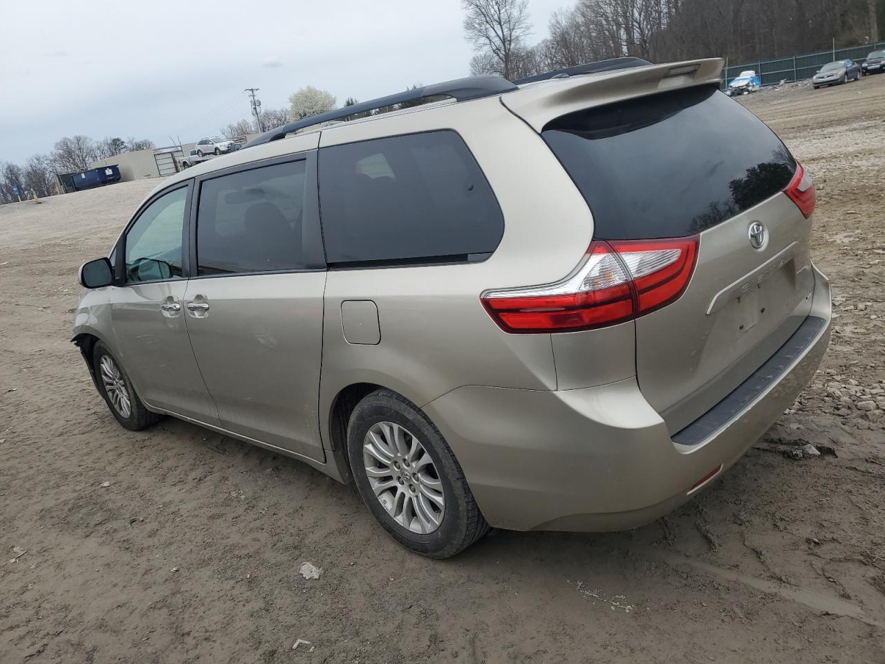 2015 TOYOTA SIENNA XLE - Image 2