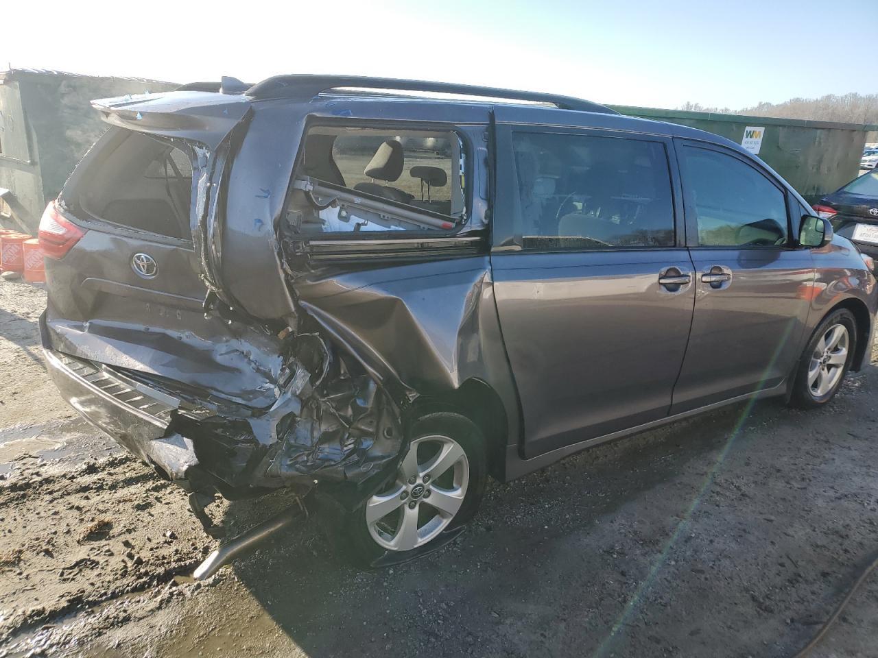 2019 TOYOTA SIENNA LE - Фото 3
