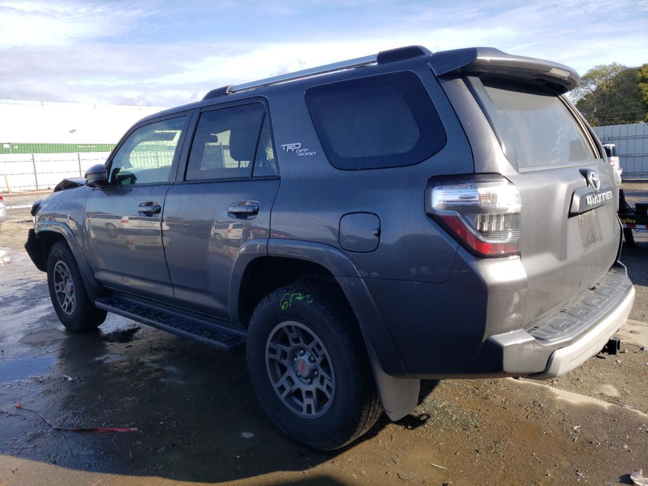 2018 TOYOTA 4RUNNER SR - Image 2