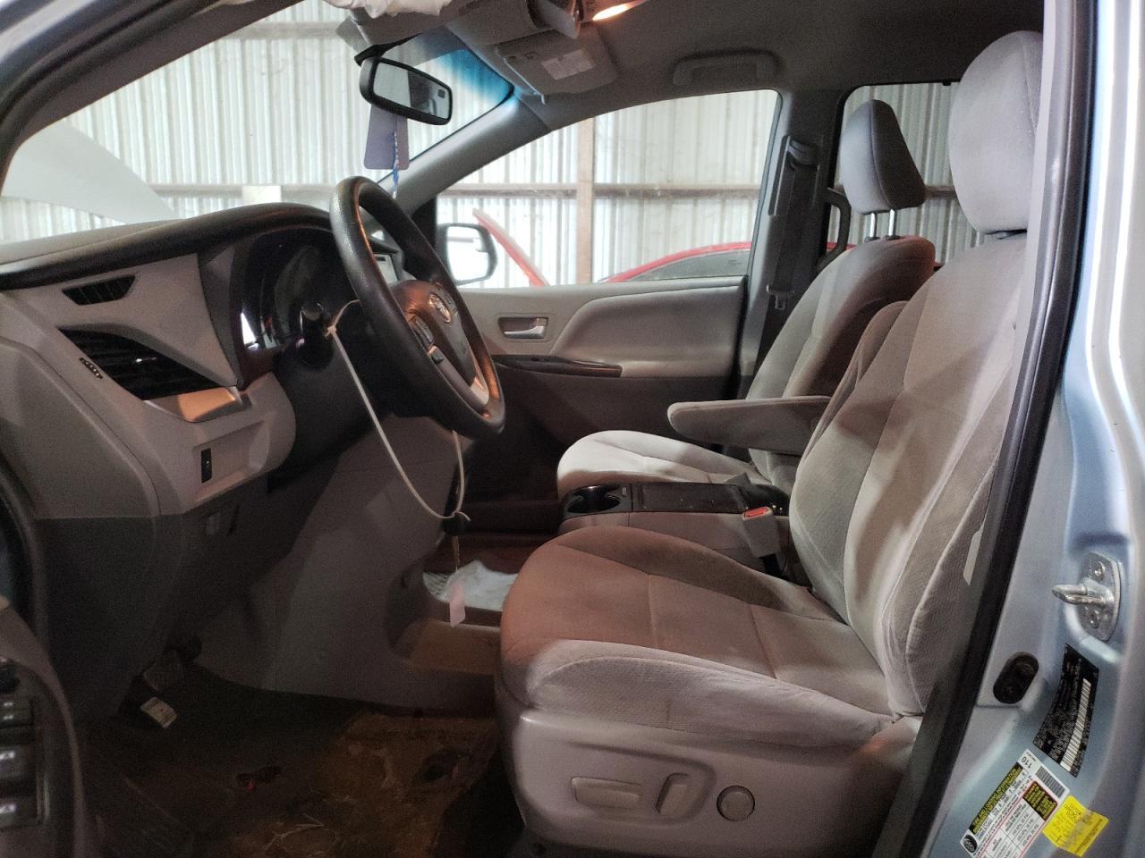 2015 TOYOTA SIENNA LE - Фото 7