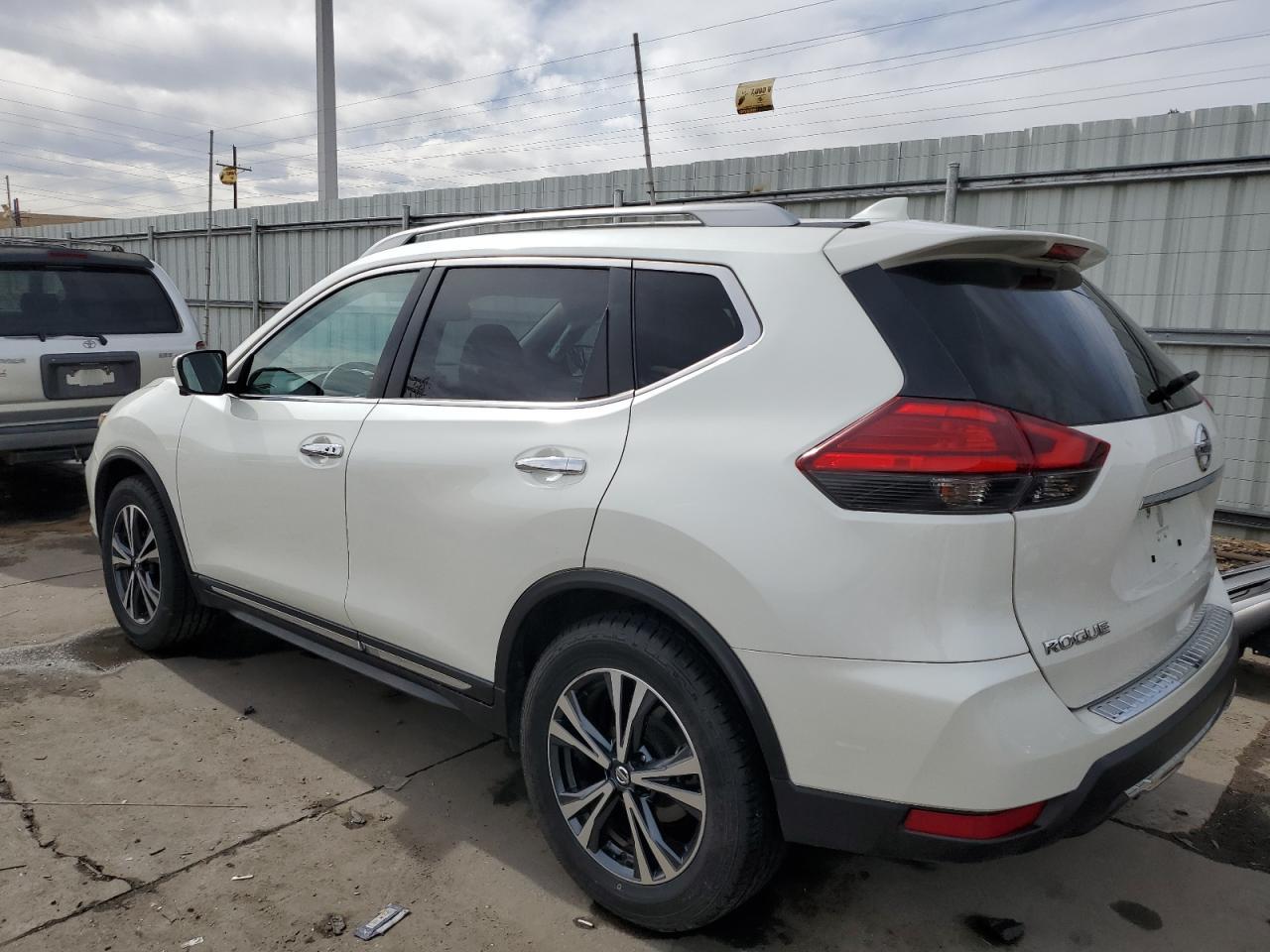 2017 NISSAN ROGUE SV - Фото 2