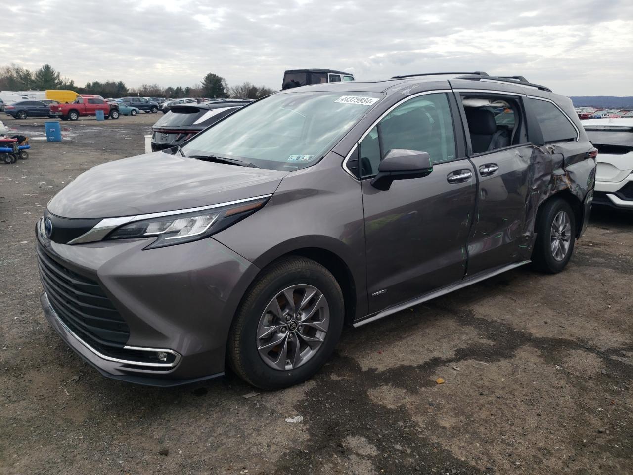 2021 TOYOTA SIENNA XLE car image