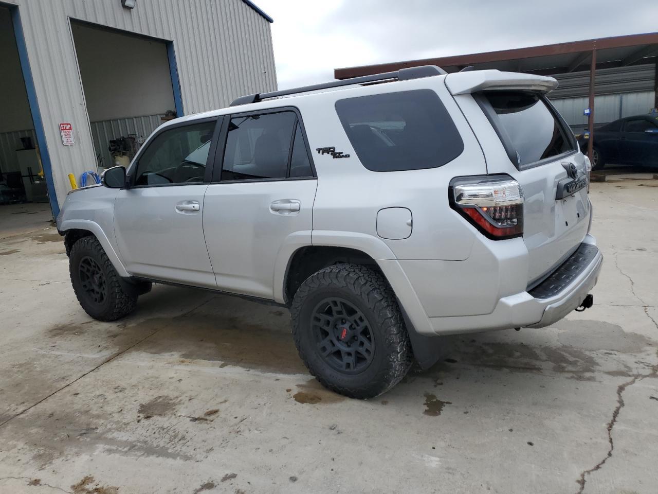 2022 TOYOTA 4RUNNER SR - Image 2