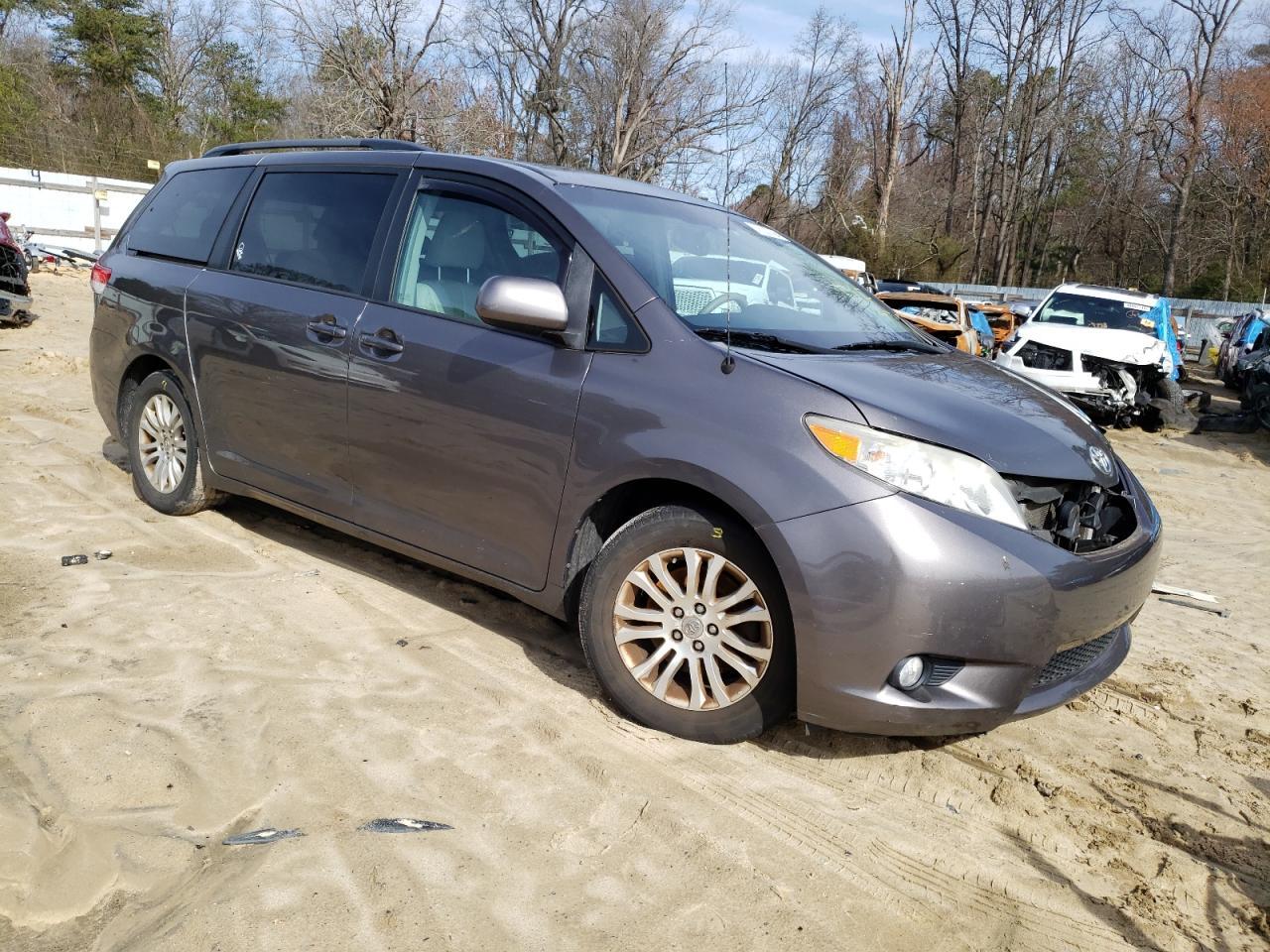 2011 TOYOTA SIENNA XLE - Фото 4