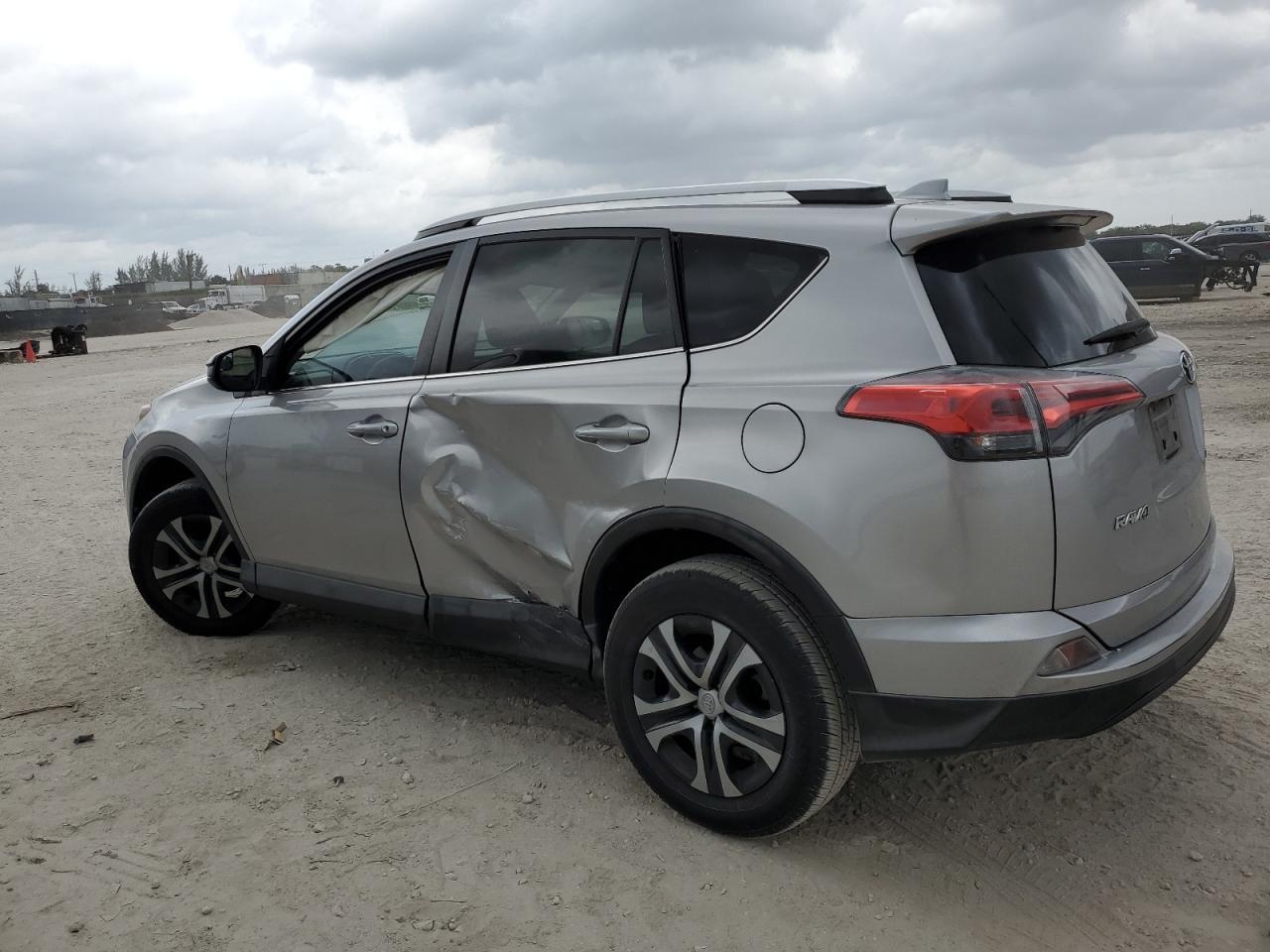 2016 TOYOTA RAV4 LE - Фото 2