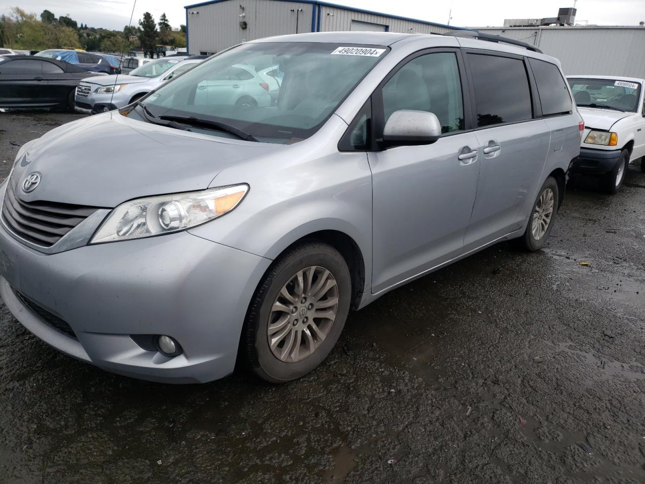2011 TOYOTA SIENNA XLE