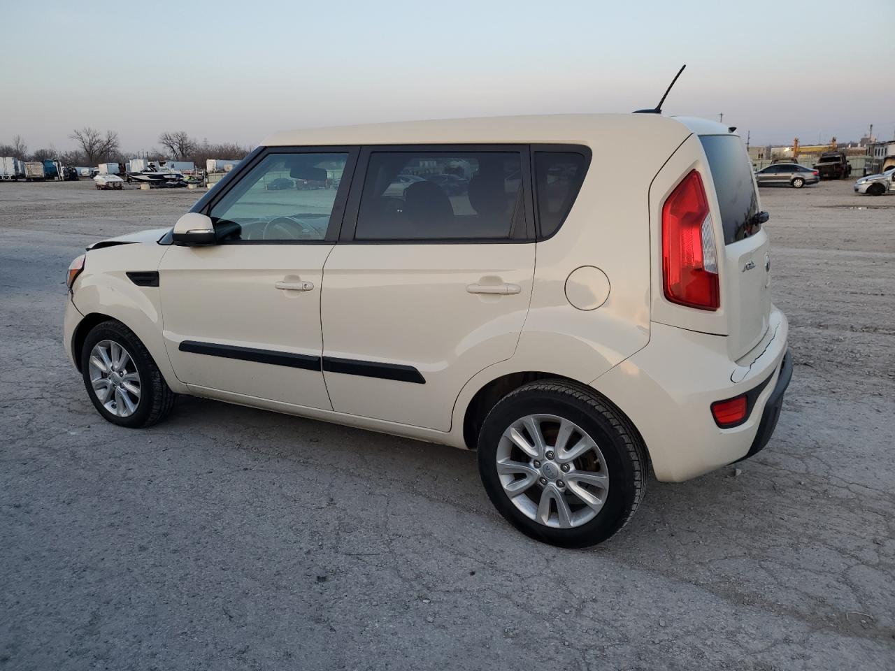 2013 KIA SOUL + - Image 2