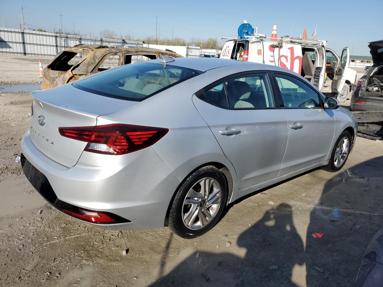 2019 HYUNDAI ELANTRA SE - Фото 3
