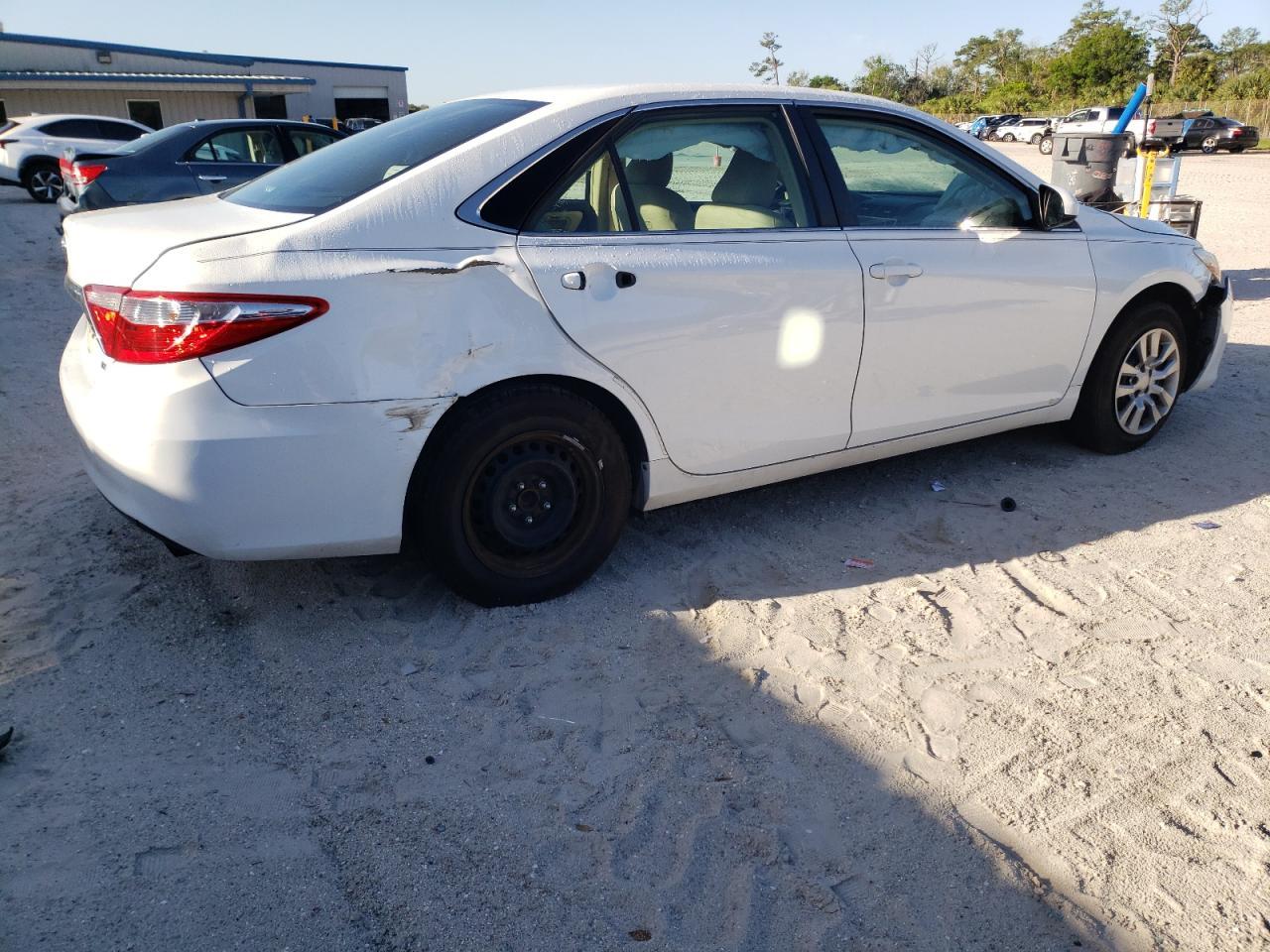 2016 TOYOTA CAMRY LE - Фото 3