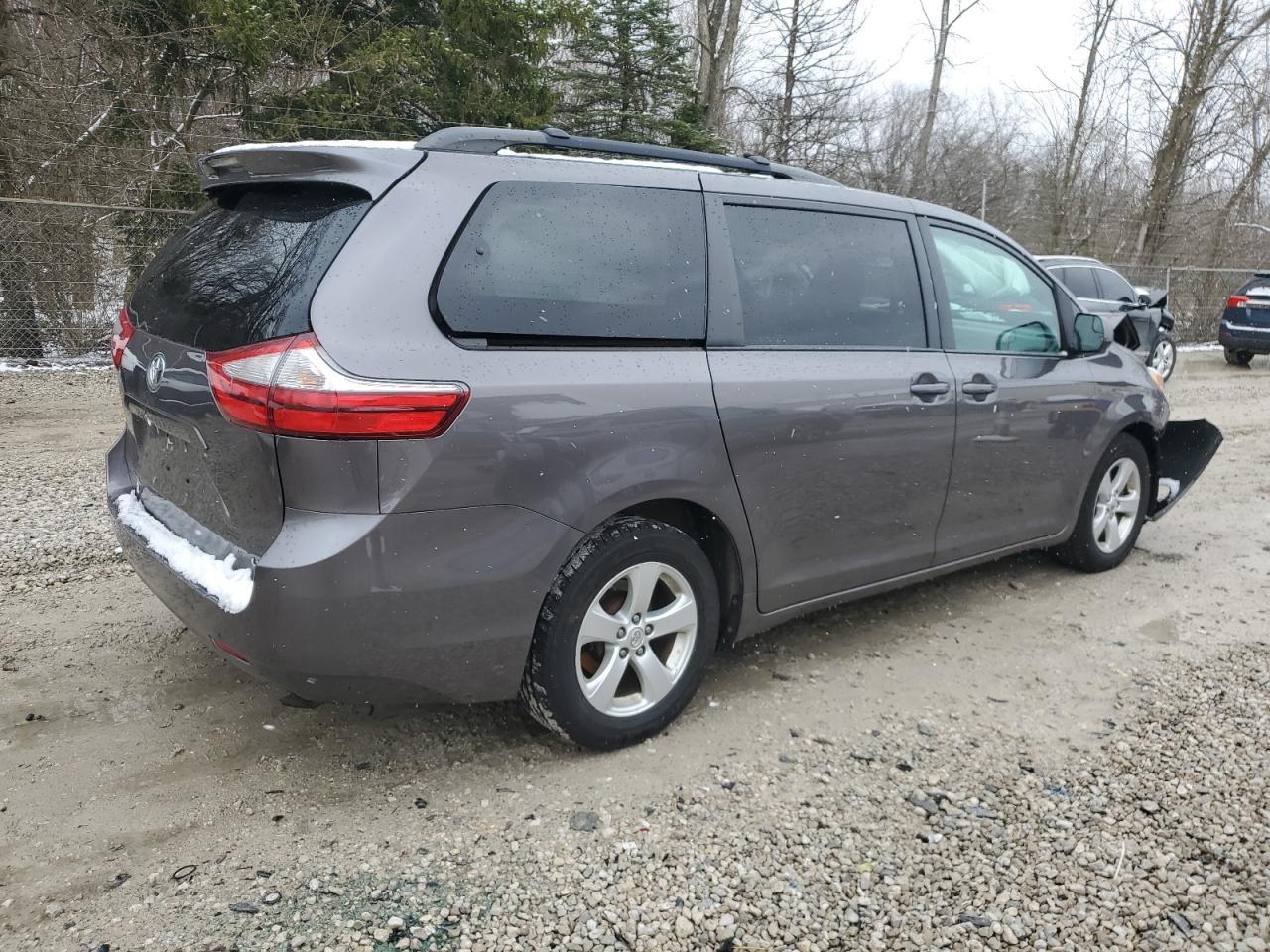 2015 TOYOTA SIENNA LE - Фото 3