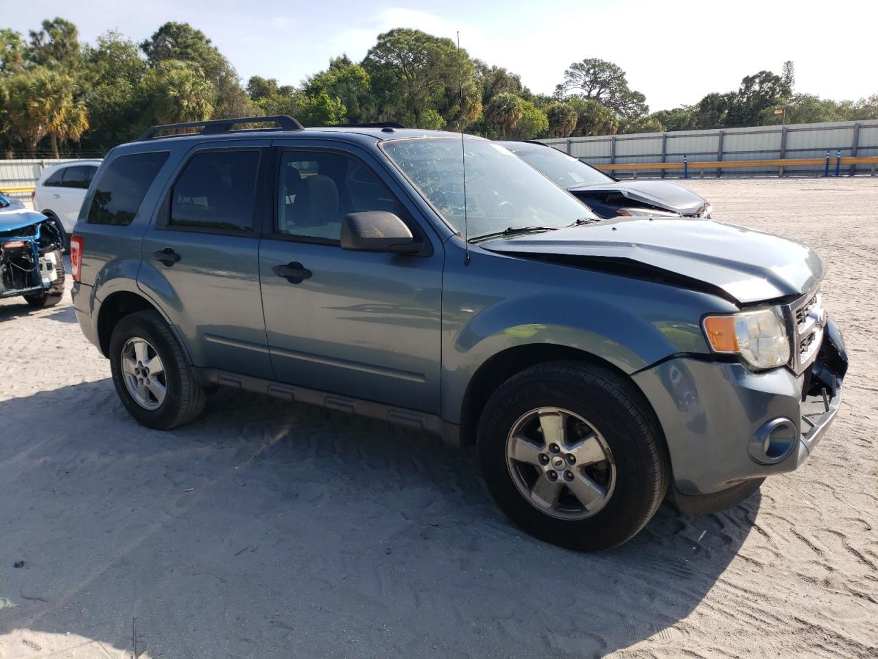 2010 FORD ESCAPE XLT - Image 4