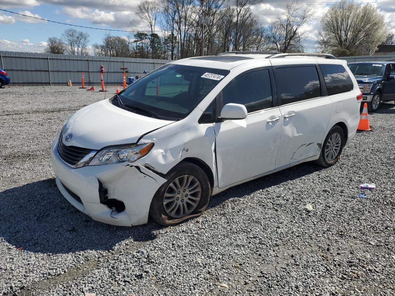 2013 TOYOTA SIENNA XLE
