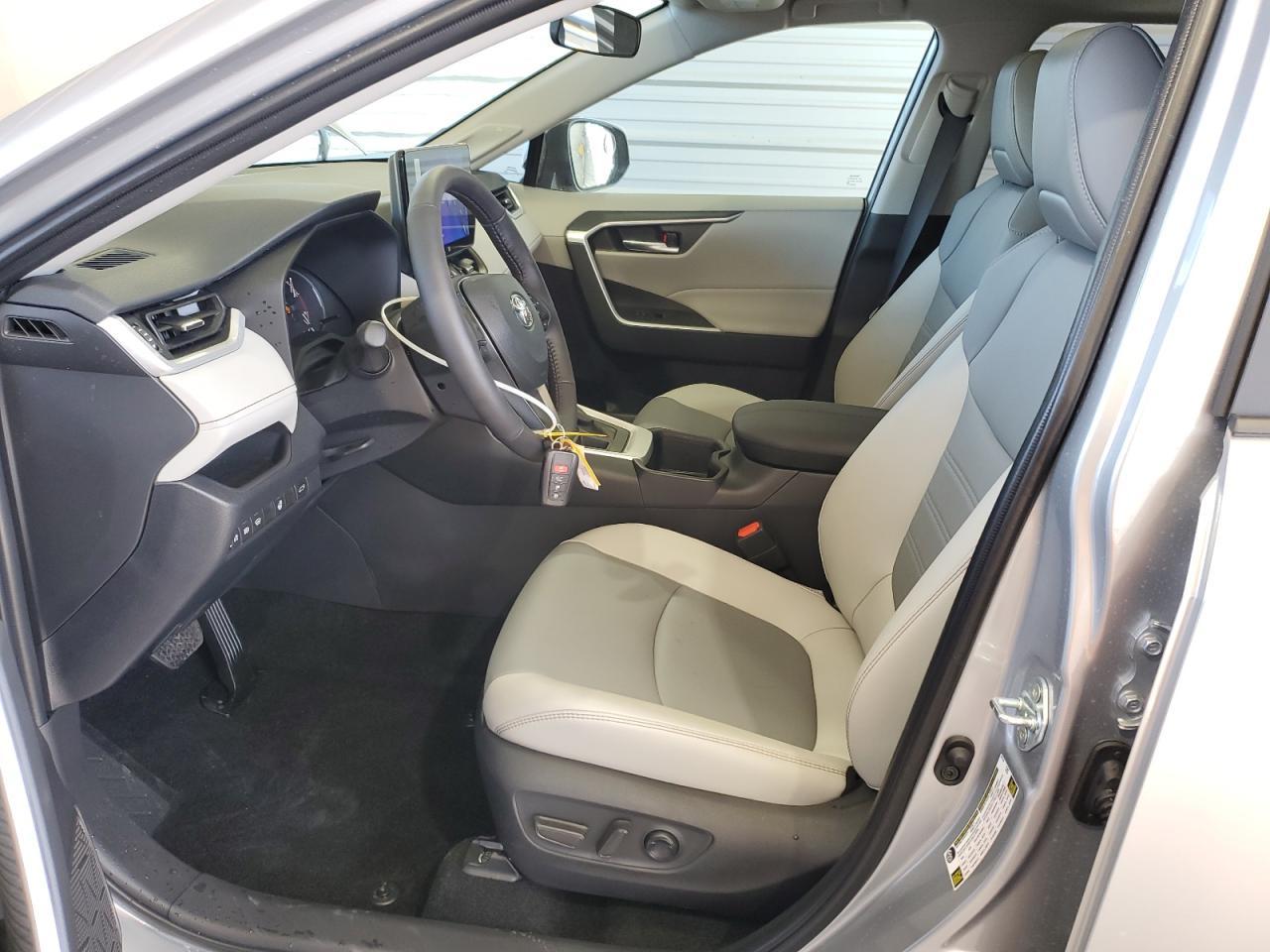 2024 TOYOTA RAV4 XLE P - Фото 7