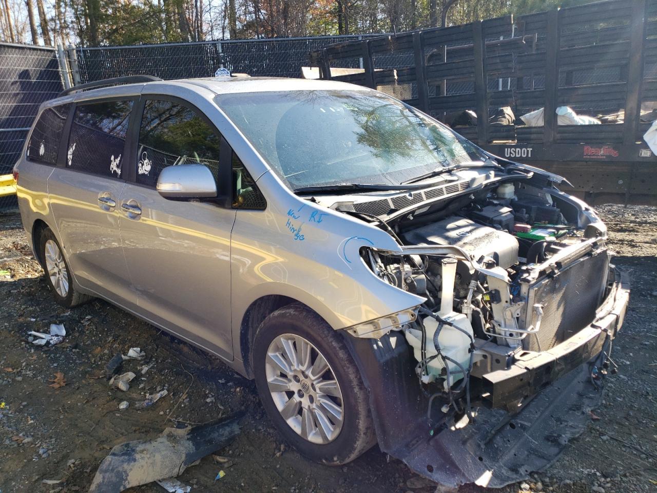 2015 TOYOTA SIENNA XLE - Фото 4