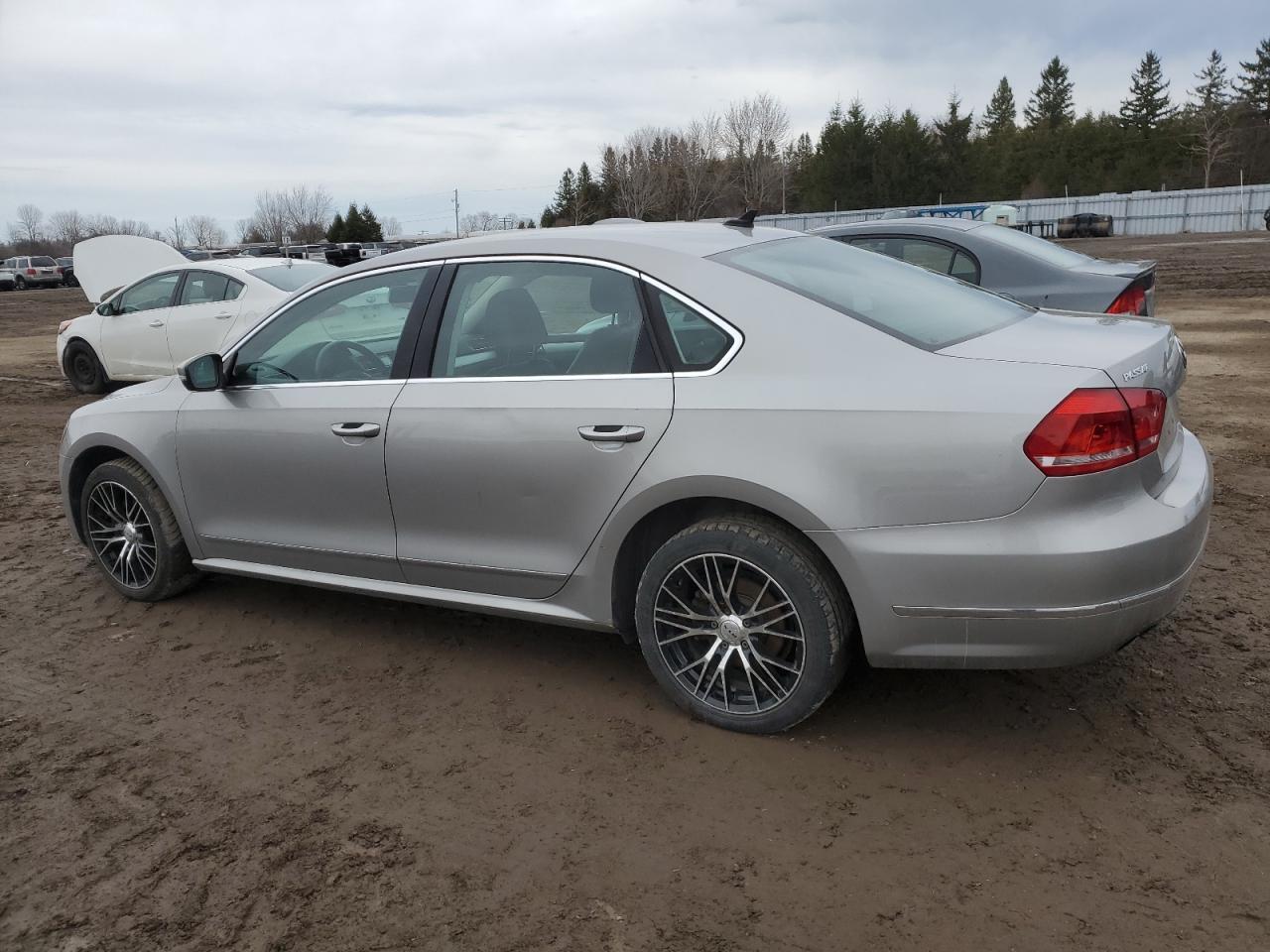 2013 VOLKSWAGEN PASSAT SE - Image 2