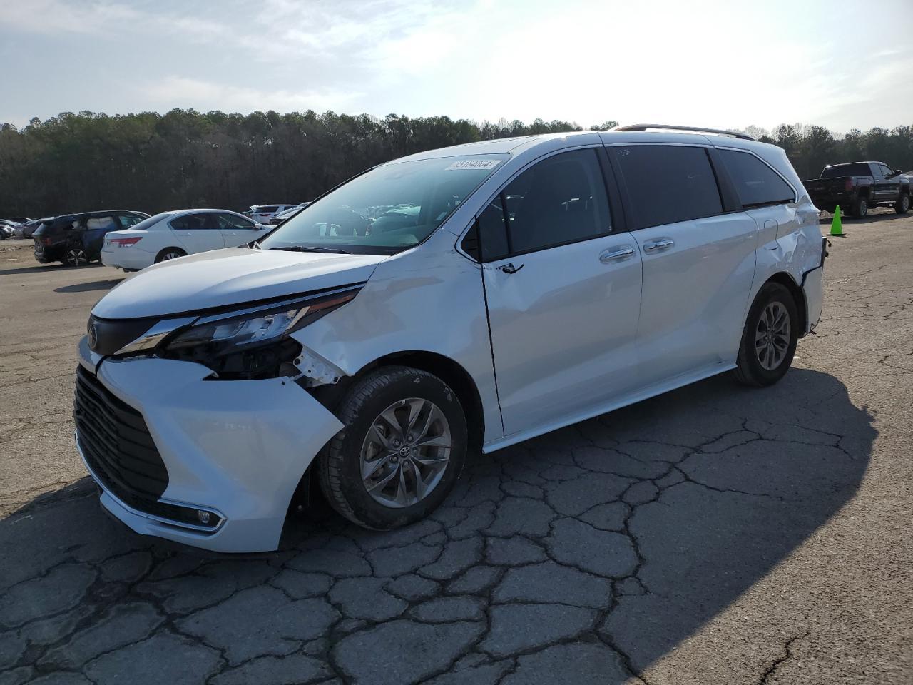 2023 TOYOTA SIENNA XLE car image