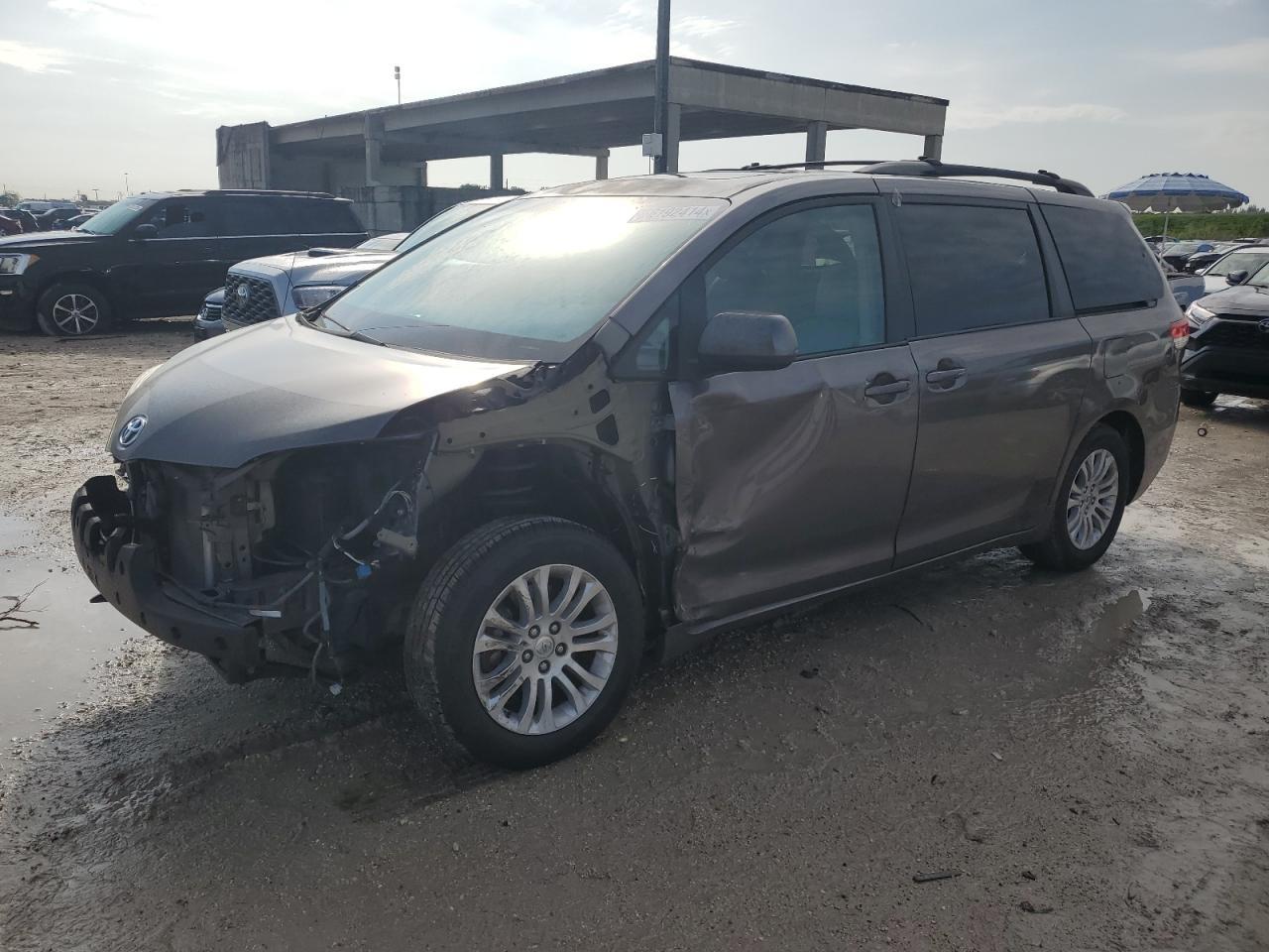 2011 TOYOTA SIENNA XLE