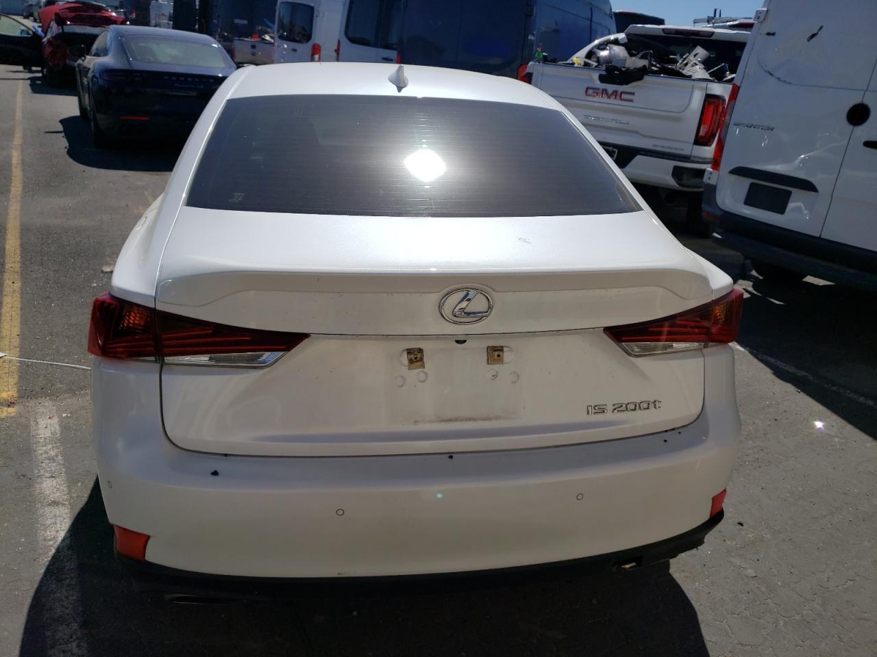 2017 LEXUS IS 200T - Фото 6
