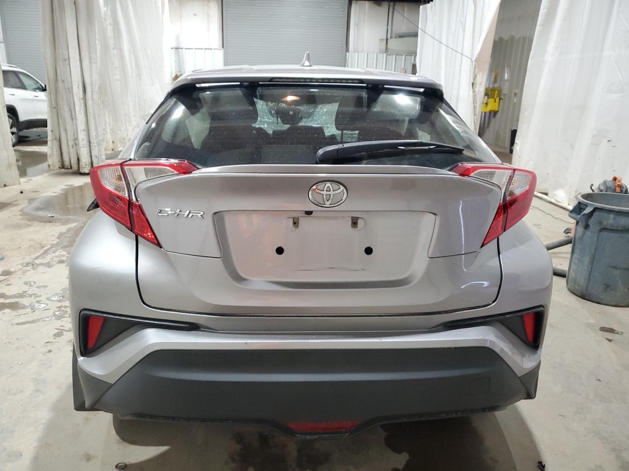 2018 TOYOTA C-HR XLE - Фото 6