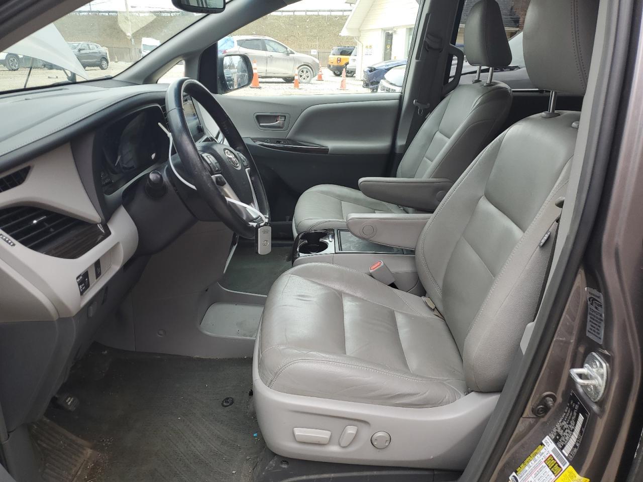 2015 TOYOTA SIENNA XLE - Image 7