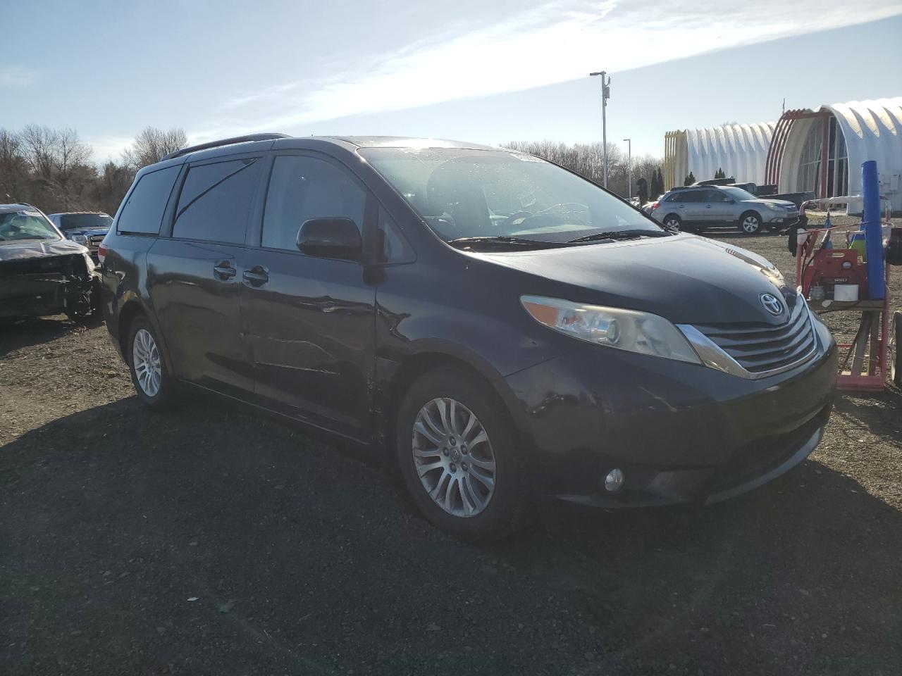 2011 TOYOTA SIENNA XLE - Image 4