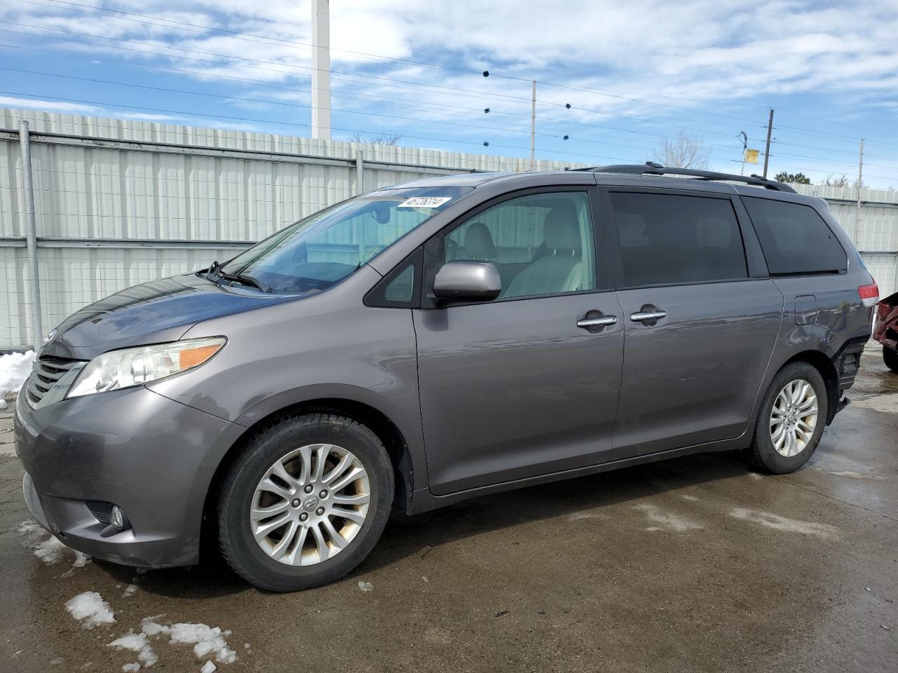 2011 TOYOTA SIENNA XLE