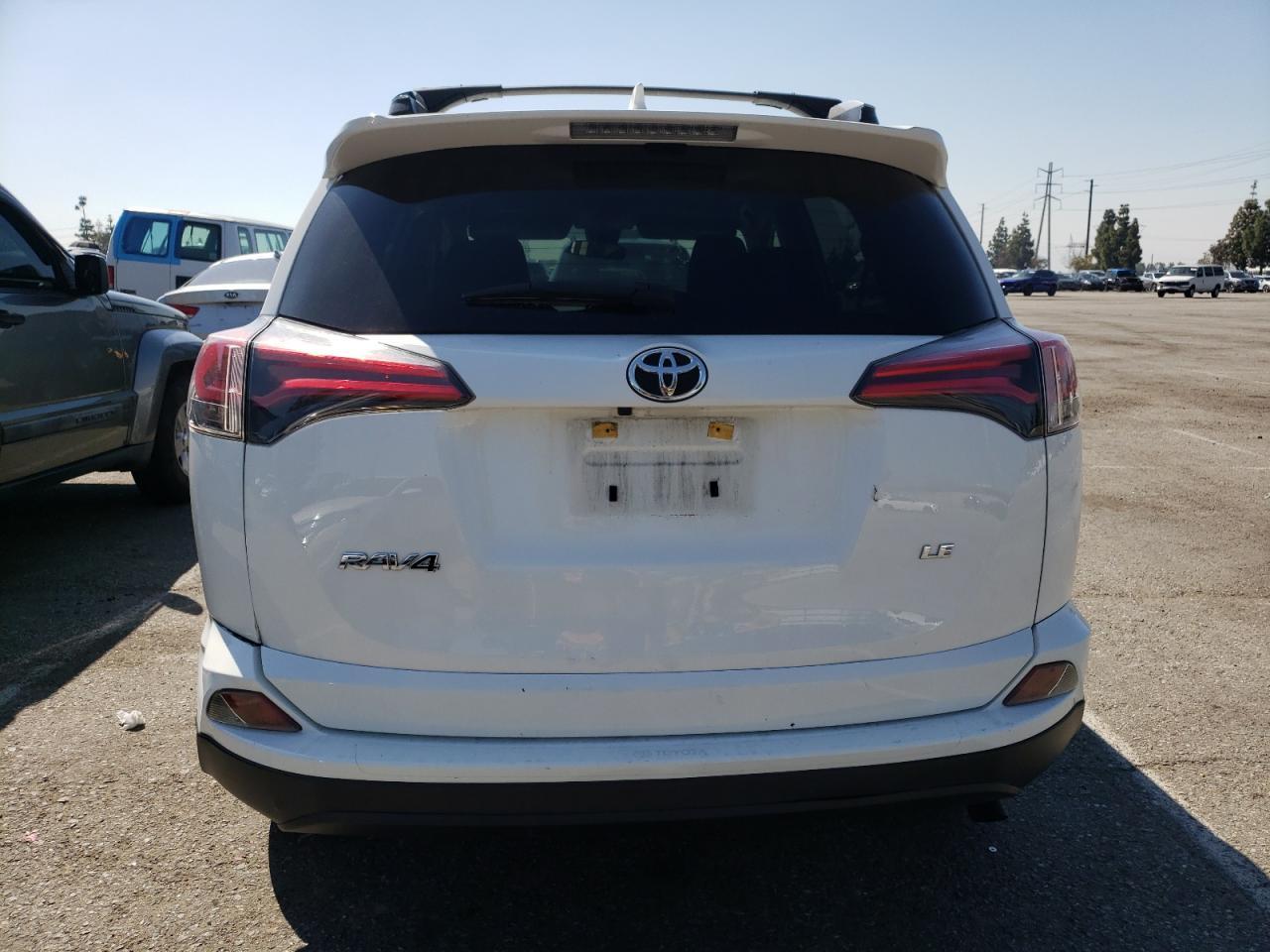 2018 TOYOTA RAV4 LE - Фото 6