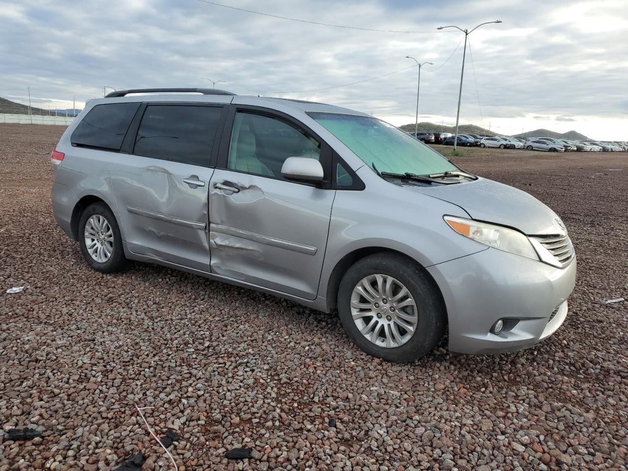 2011 TOYOTA SIENNA XLE - Фото 4