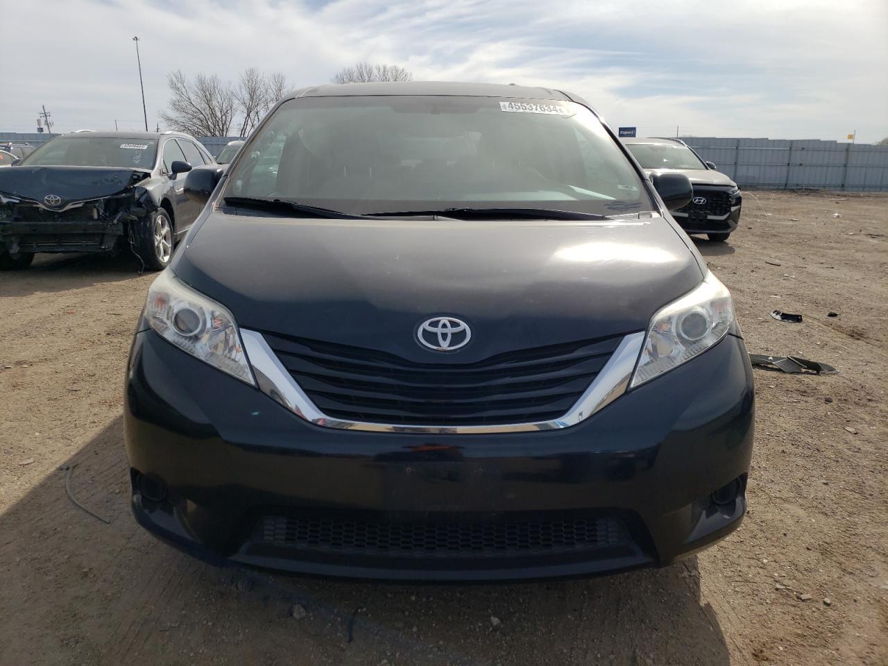 2015 TOYOTA SIENNA LE - Фото 5