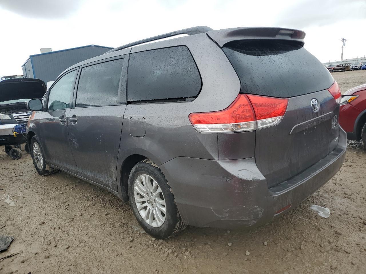 2011 TOYOTA SIENNA XLE - Image 2