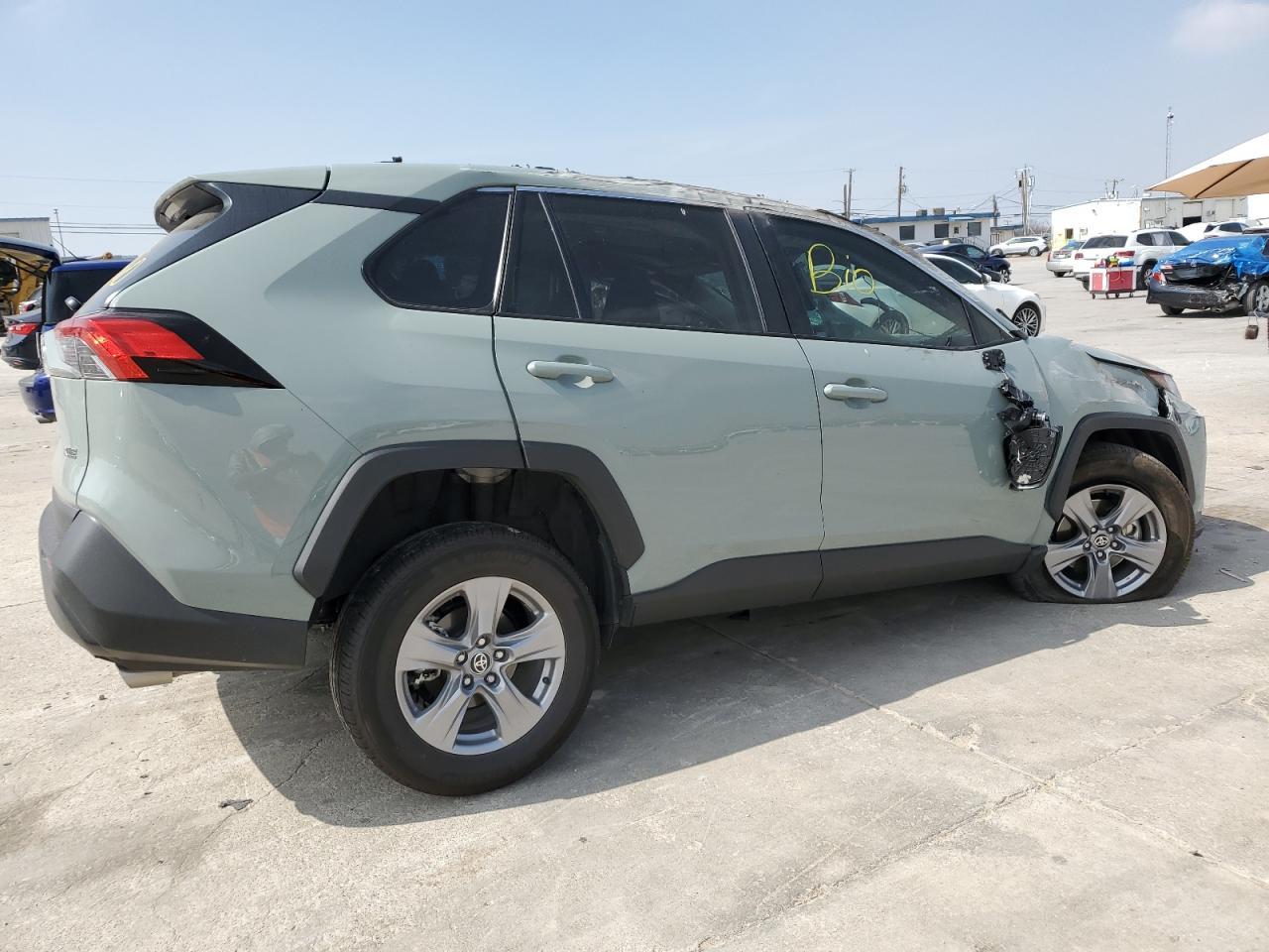 2022 TOYOTA RAV4 XLE - Фото 3