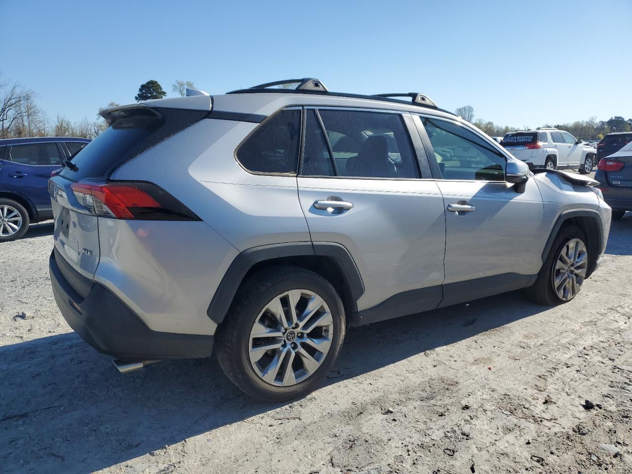 2019 TOYOTA RAV4 XLE P - Фото 3