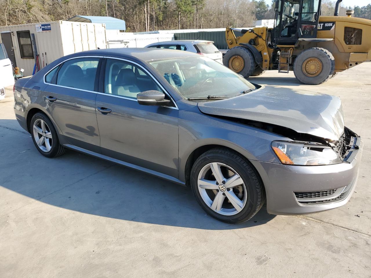 2013 VOLKSWAGEN PASSAT SE - Image 4