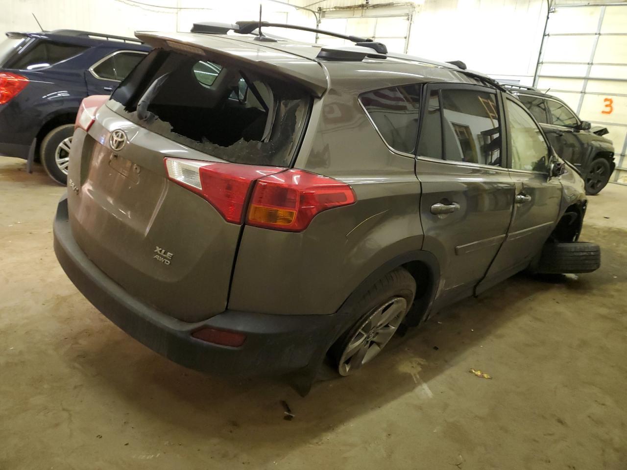 2015 TOYOTA RAV4 XLE - Фото 3