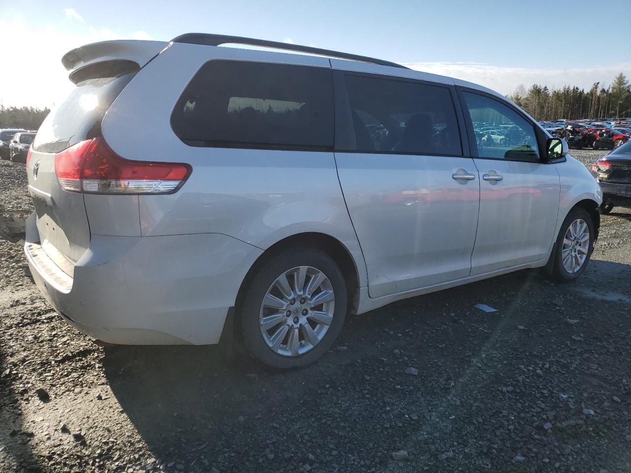 2011 TOYOTA SIENNA XLE - Фото 3