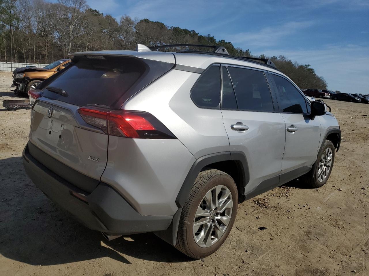 2024 TOYOTA RAV4 XLE P - Фото 3