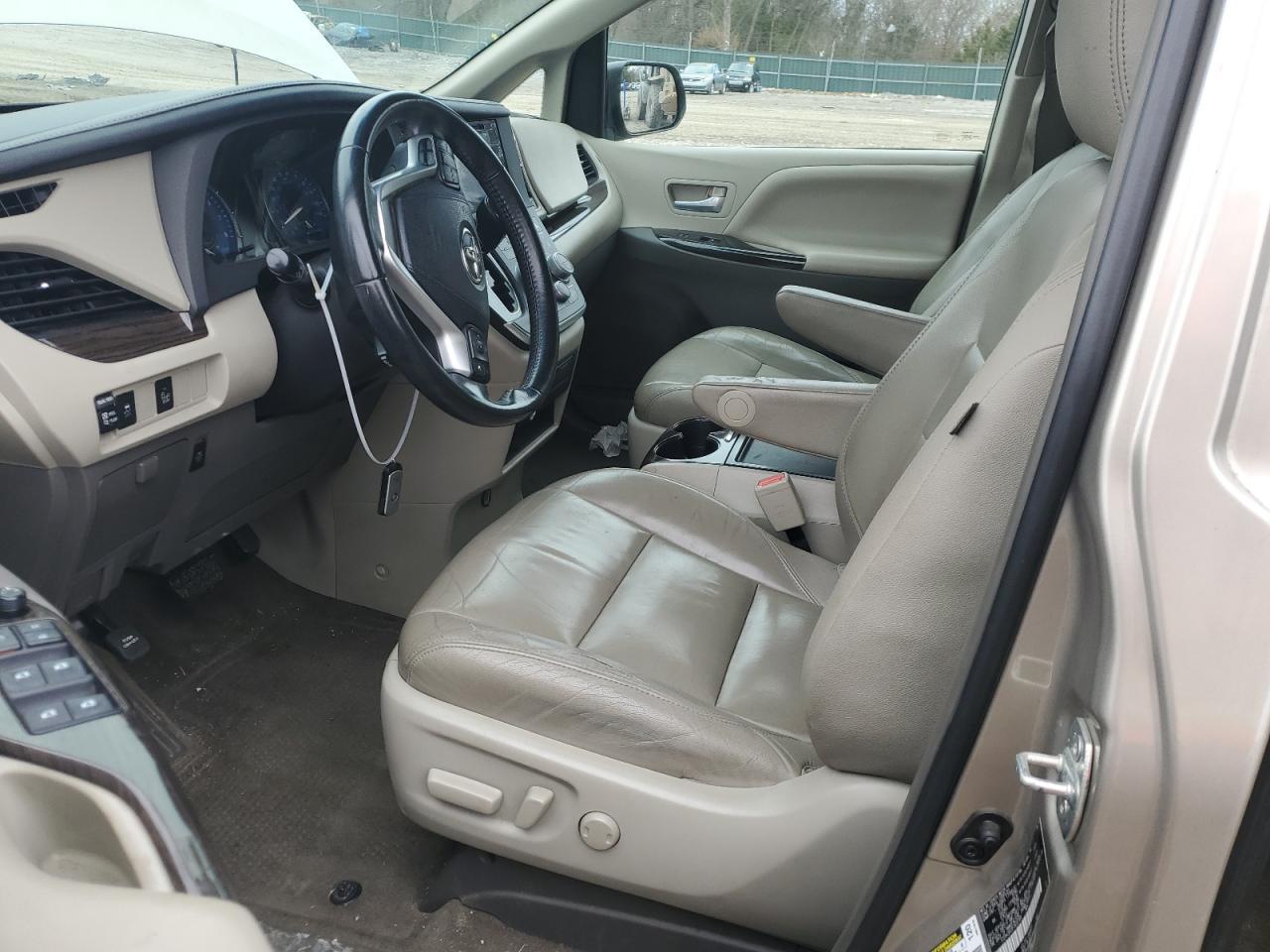 2015 TOYOTA SIENNA XLE - Image 7