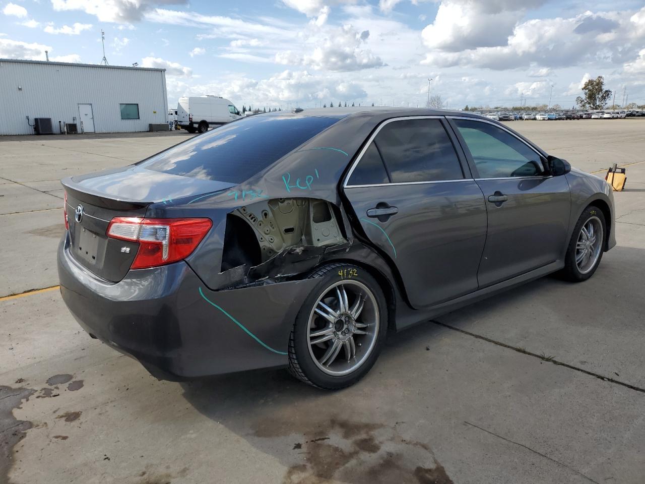 2013 TOYOTA CAMRY L - Фото 3