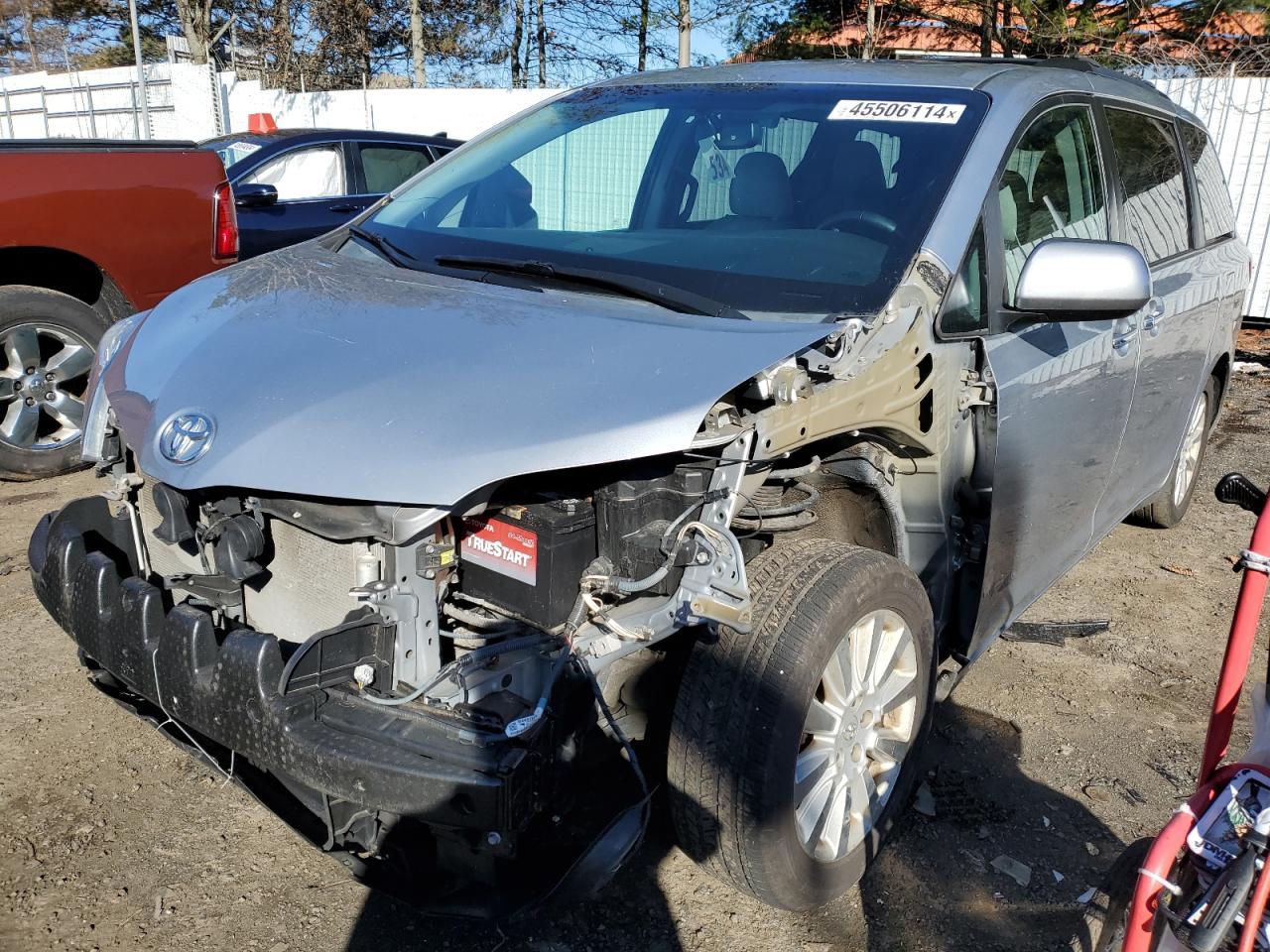 2015 TOYOTA SIENNA XLE