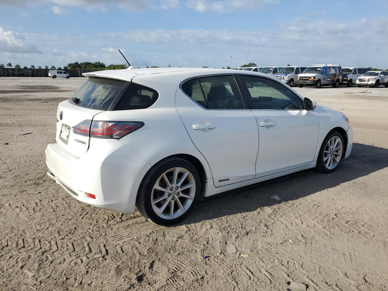 2013 LEXUS CT 200 - Image 3