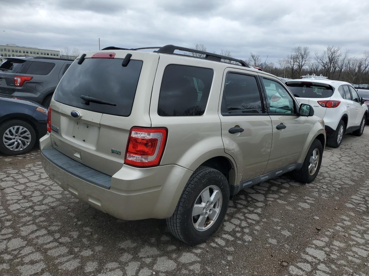 2010 FORD ESCAPE XLT - Image 3
