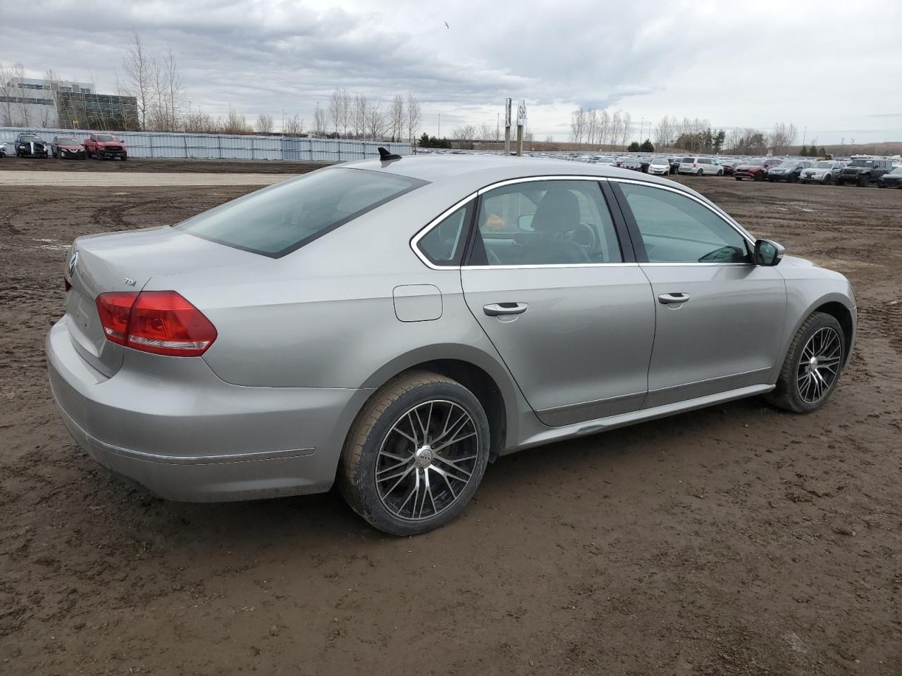 2013 VOLKSWAGEN PASSAT SE - Image 3